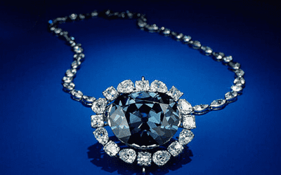 Jewelry store interior using scent branding to create a pleasant shopping atmosphere and increase jewelry sales